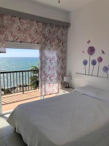 1 dormitorio con cama y vistas al océano en SEA VIEW APARTMENT / a primera línea de playa, en Málaga