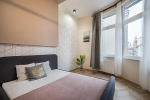 Un dormitorio con una cama grande y una ventana en 3 bedrooms bright flat in the heart of the city FREE KIDS -FREE PARKING, en Budapest
