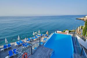 a swimming pool with a view of the ocean at Hotel Balcón de Europa in Nerja