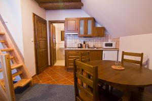 Kuchyň nebo kuchyňský kout v ubytování Apartmány Udatný