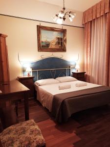 a bedroom with a bed and a lamp at Residenza Grisostomo in Venice