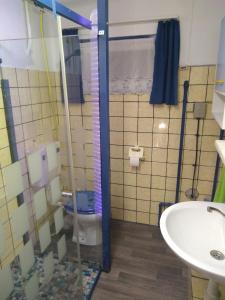 La salle de bains est pourvue d'un lavabo, d'une douche et de toilettes. dans l'établissement Little Silence, à Berlin