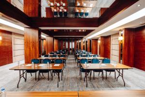 une salle à manger avec des tables et des chaises dans l'établissement Alarcha Hotels & Resort, à Manavgat 85 autres photos