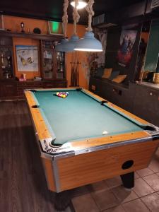 Biliár nebo kulečník v ubytování Hotel Utsjoki