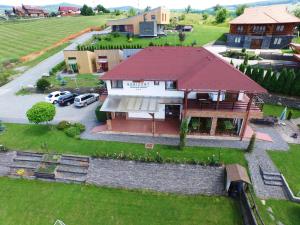 una vista aérea de una casa con patio en Bungalouri Horizont, en Odorheiu Secuiesc