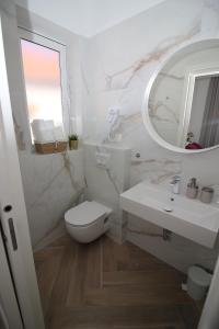 Ein Badezimmer in der Unterkunft Rooms D&L, FREE Parking on-site