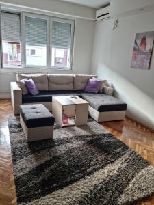salon z kanapą i dywanem w obiekcie Empire Apartments w mieście Skopje