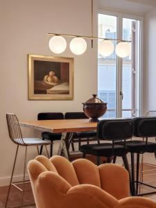 comedor con mesa y sillas en Casavignoni luxury apartment with terrace, en Roma