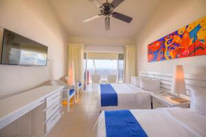 Postel nebo postele na pokoji v ubytování Grand Decameron Complex Bucerias, A Trademark All-Inclusive Resort