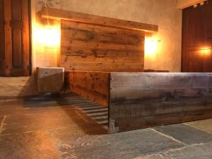 een houten muur in een kamer met een tafel bij Relais La Font in Castelmagno