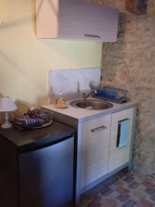 a kitchen with a sink and a counter top at Loft vintage avec cuisine intégrée in Pouilly-en-Auxois