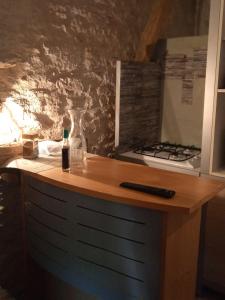 uma garrafa de vinho sentada em cima de um balcão de cozinha em Loft vintage avec cuisine intégrée em Pouilly-en-Auxois