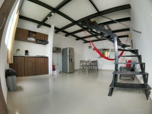 kuchnia i salon ze schodami w pokoju w obiekcie CIC Apartamento amoblado Mirador del Sinú w mieście Montería