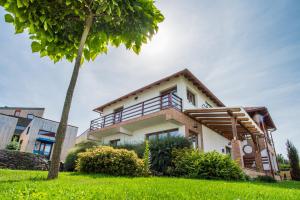 奥多尔黑塞库耶斯克Horizont Panzio的一栋房子前面有一棵树