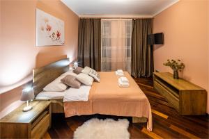 En eller flere senge i et værelse på The MAIN square! 2 separated bedrooms, balcony