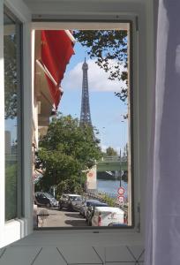 una ventana con vistas a la torre Eiffel en Loft 5 places with view on Eiffel Tower en París