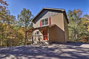 Gallery image of Pigeon Forge Cabin with Hot Tub 1 Mi to Parkway in Pigeon Forge