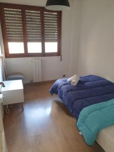 1 dormitorio con cama, escritorio y ventana en Torre Urbanlux, en Albacete