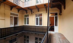 einem externen Blick auf ein Haus mit einem Balkon in der Unterkunft The MAIN square! 2 separated bedrooms, balcony in Lwiw