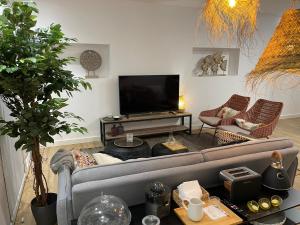 A television and/or entertainment centre at Oktheway Real Historic Center