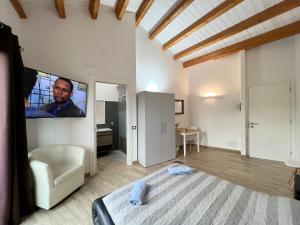 a bedroom with a bed and a tv on the wall at L’ANGELO BIANCO 2 in Pula