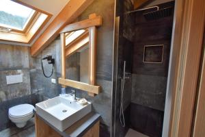 Koupelna v ubytování Hotel Garni Arnica ***S + 37 fotografií