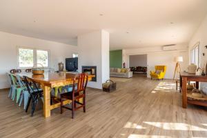 uma sala de jantar e sala de estar com mesa e cadeiras em Monte das Mós em Ourique