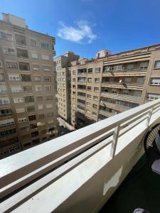 vistas a una ciudad con edificios altos en Torre Urbanlux, en Albacete