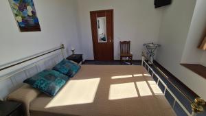 een slaapkamer met een bed en een stoel bij Casa da Professora in Vendas de Maria
