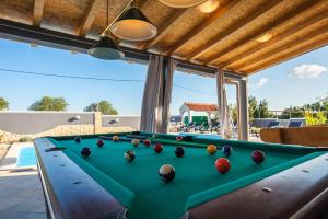 Biliár nebo kulečník v ubytování Holiday House San Mario - Pets Friendly Rural Home