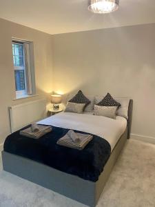 een slaapkamer met een bed met twee handdoeken erop bij Private Luxury Room Southampton in Southampton