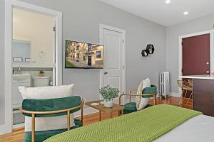 TV a/nebo společenská místnost v ubytování Alluring Studio Apartment in Jefferson Park - Leland 1N