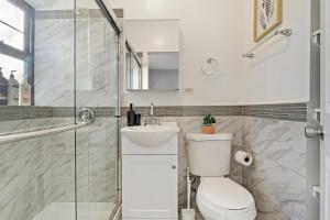 Koupelna v ubytování Alluring Studio Apartment in Jefferson Park - Leland 1N + 11 fotografií