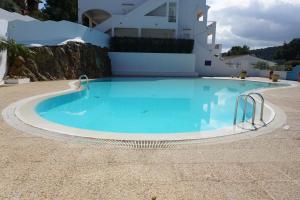 una grande piscina di fronte a un edificio di Disfruta del Paraiso a Son Parc