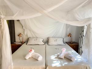 Una cama con dos pares de calcetines. en Ombe Guestfarm & Safari, en Hochfeld