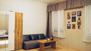 - un salon avec un canapé et une table dans l'établissement Cozy apartment at river Labe near center and train, à Ústí nad Labem