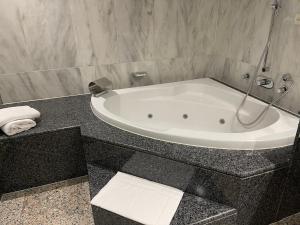 eine Badewanne auf einer Ablage in einem Badezimmer in der Unterkunft Hotel Amaltea by Executive Sport in Lorca + 15 Fotos