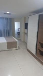 a white room with a bed and a mirror at Flat 427, Imperial Flat Tambau NOBILE in João Pessoa +16 photos