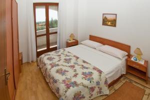 a bedroom with a bed and a window at Holiday Home Magnolia in Vabriga