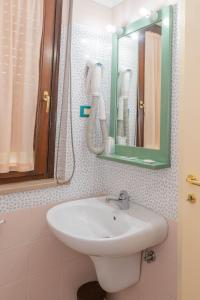 bagno con lavandino e specchio di Hotel Terrazzo d'Abruzzo a Palena