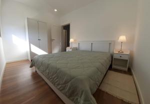 a bedroom with a large bed in a room at Lovely Home, WIFI, Jardim in Armação de Pêra