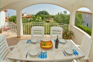 una mesa con un bol de fruta en el balcón en Holiday Home Magnolia, en Vabriga