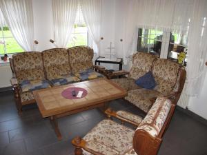 - un salon avec un canapé et une table basse dans l'établissement Ferienhaus INGE MOOR203, à Südbrookmerland