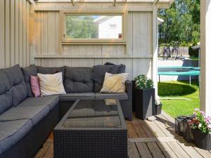 Piscina a 9 person holiday home in SOLLENTUNA o a prop