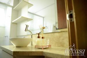 eine Badezimmerablage mit Waschbecken und Spiegel in der Unterkunft Micasa Di Canela in Canela + 25 Fotos