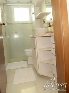 ein Badezimmer mit Dusche, Toilette und Waschbecken in der Unterkunft Micasa Di Canela in Canela