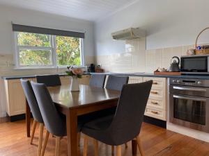 cocina con mesa de madera y sillas en McCaffrey's Estate, en Pokolbin