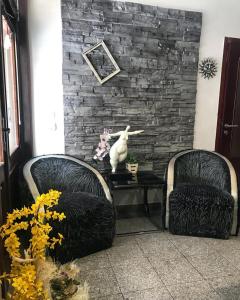 due sedie e un tavolo in una stanza con muro di mattoni di Venis House a Plovdiv