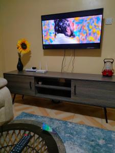een woonkamer met een flatscreen-tv aan de muur bij Alken Homes - One Bedroom, Naivasha in Naivasha