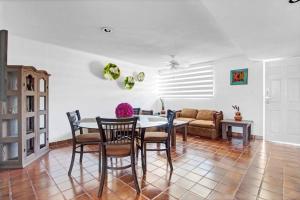a dining room with a table and chairs and a couch at +MS +Suite Confortable + Centrica +Zaragoza A24 in Casa Blanca La Corregidora